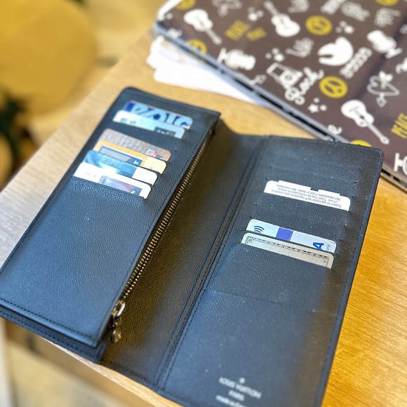 authentic LV men wallet - Picture 3 of 5